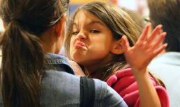 Khoảnh khắc nghịch yêu của bé Suri đối phó paparazzi