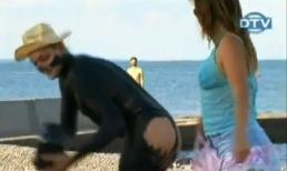 Nhờ người đẹp xoa lên chỗ "nhạy cảm"