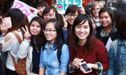 Fan Việt hò hét đón sao Hàn làm náo loạn khu phố cổ