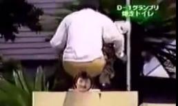 Chơi xỏ: Chết ngượng với toilet lộ thiên