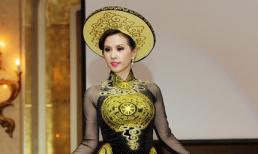 Hoa hậu Thu Hoài lả lướt khoe nhan sắc "không tuổi" trên sàn catwalk