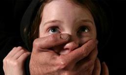 Giáo viên cưỡng hiếp học sinh ngay trong toilet nhà trường