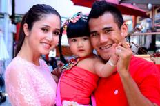 Vợ chồng Thảo Trang - Phan Thanh Bình đưa con đi sắm Tết