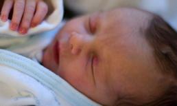 Bé 12 tuổi sinh đôi