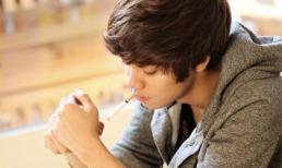 ‘Tập tành ăn chơi’, Bùi Anh Tuấn lại bị ném đá