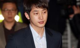 Park Shi Hoo mắt đỏ hoe, xuất hiện phờ phạc sau 10 tiếng bị thẩm vấn liên tục