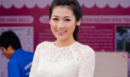 Á hậu Tú Anh đẹp tinh khôi trong tà áo dài trắng