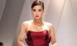 Trang Nhung gây ngộp thở vì ngực "khủng"