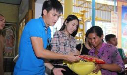 Thủy Tiên – Công Vinh giản dị đi từ thiện