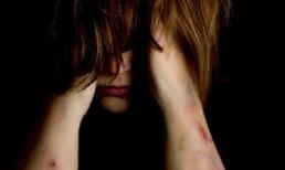 Xát bột ớt vào "vùng kín" của vợ để tra tấn