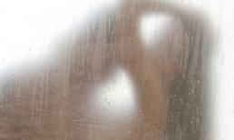 Vợ tắm với trai lạ: Chồng đi tù