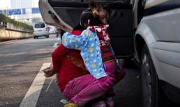 Bức ảnh “Xin lỗi, mẹ không thể ôm con” gây phẫn nộ