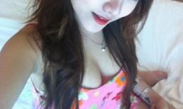 Sốc với trào lưu khoe... vòng 1 của các hot girl