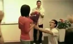 'Sốt' với màn tỏ tình bằng hơn 100 chiếc di động của thanh niên Trung Quốc