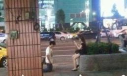 Dân mạng ‘dậy sóng’ với hình ảnh chàng trai quỳ trước mặt bạn gái