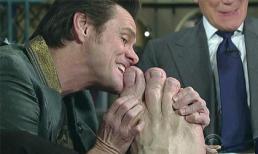 Tài tử điển trai hồn nhiên "gặm chân" trên truyền hình