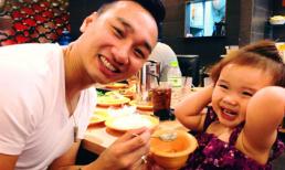 Thành Trung trổ tài bón cơm cho con ăn cực khéo