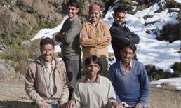 Người phụ nữ 21 tuổi lấy cả 5 anh em ruột làm chồng