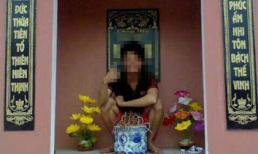 Dân mạng 'ném đá' nam thanh niên ngồi lên mộ tổ chụp ảnh