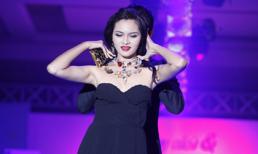 Diễm Châu được "bạn trai" tặng dây chuyền ngay trên sàn catwalk