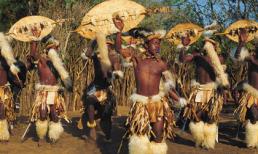 Tục lệ lạ: Kiểm tra trinh tiết đàn ông bằng... chiều cao dòng nước tiểu