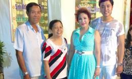 'Bồ già tỷ phú' diện váy ngắn chụp hình cùng gia đình Vũ Hoàng Việt