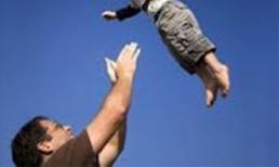 Túng hứng con trúng quạt trần, bé 10 tháng vỡ sọ