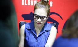 Fan 'bao vây' Mỹ Tâm mua đĩa và xin chữ ký