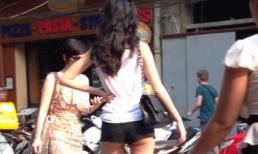 Choáng váng với kiểu quần... lộ nửa mông của thiếu nữ