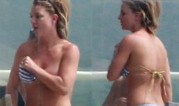 Britney Spears 'sượng sùng' vì bị tụt bikini