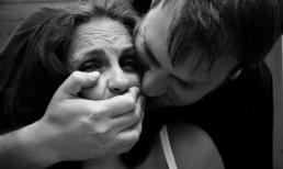 Sợ bị cưỡng hiếp, cô giáo tự 'lột đồ' cho trộm sàm sỡ