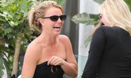 Britney "khốn đốn" giữa phố vì váy quây