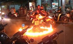 'Thiếu nữ' cởi áo múa lửa giữa đường bán kẹo kéo