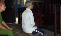 Uất ức, cha già đổ xăng đốt con trai, con dâu