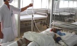 Chồng tưới 5 lít xăng đốt vợ đang tắm