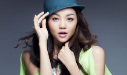 Mẫu trẻ Kiều Ngân khoe đôi chân trần thẳng tắp