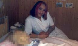 Nữ y tá khoe ảnh tươi cười bên xác bệnh nhân