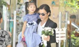 Trần Bảo Sơn dắt con gái đi mua hoa tặng vợ