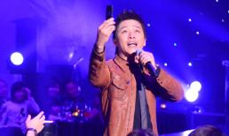 Tuấn Hưng vừa hát vừa "tự sướng" bằng điện thoại