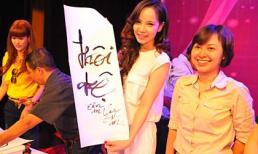 Siêu mẫu Ngọc Bích trổ tài “múa bút” giao lưu cùng nhà báo