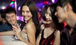 Chết cười khi nhìn gái mặc toàn đồ hiệu ngồi sau xe Dream