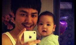 Phan Anh khoe ảnh "tự sướng" với cậu con thứ 3