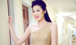 Á hậu Tú Anh "tăng điểm" nhờ đầm lệch vai gợi cảm