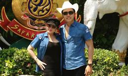 Vũ Hoàng Việt và 'bồ già tỉ phú' diện áo đôi tình tứ tại Thái Lan