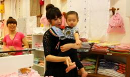 Vợ Lý Hải bụng bầu 7 tháng đi mua sắm cùng con trai