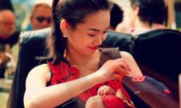 Tống Diệu Hằng bế cháu đi thưởng thức âm nhạc