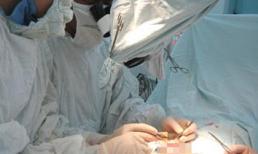 Rộ mốt đàn ông đi trang trí “súng”