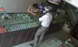 Xôn xao clip cướp tiệm vàng trắng trợn giữa ban ngày