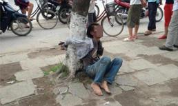 Cô gái bị đánh và buộc vào gốc cây, gây tranh cãi