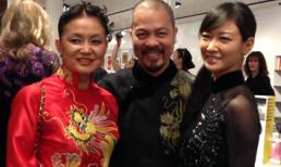 NTK Đức Hùng diện áo dài họa tiết rồng trong buổi triển lãm tại Mỹ